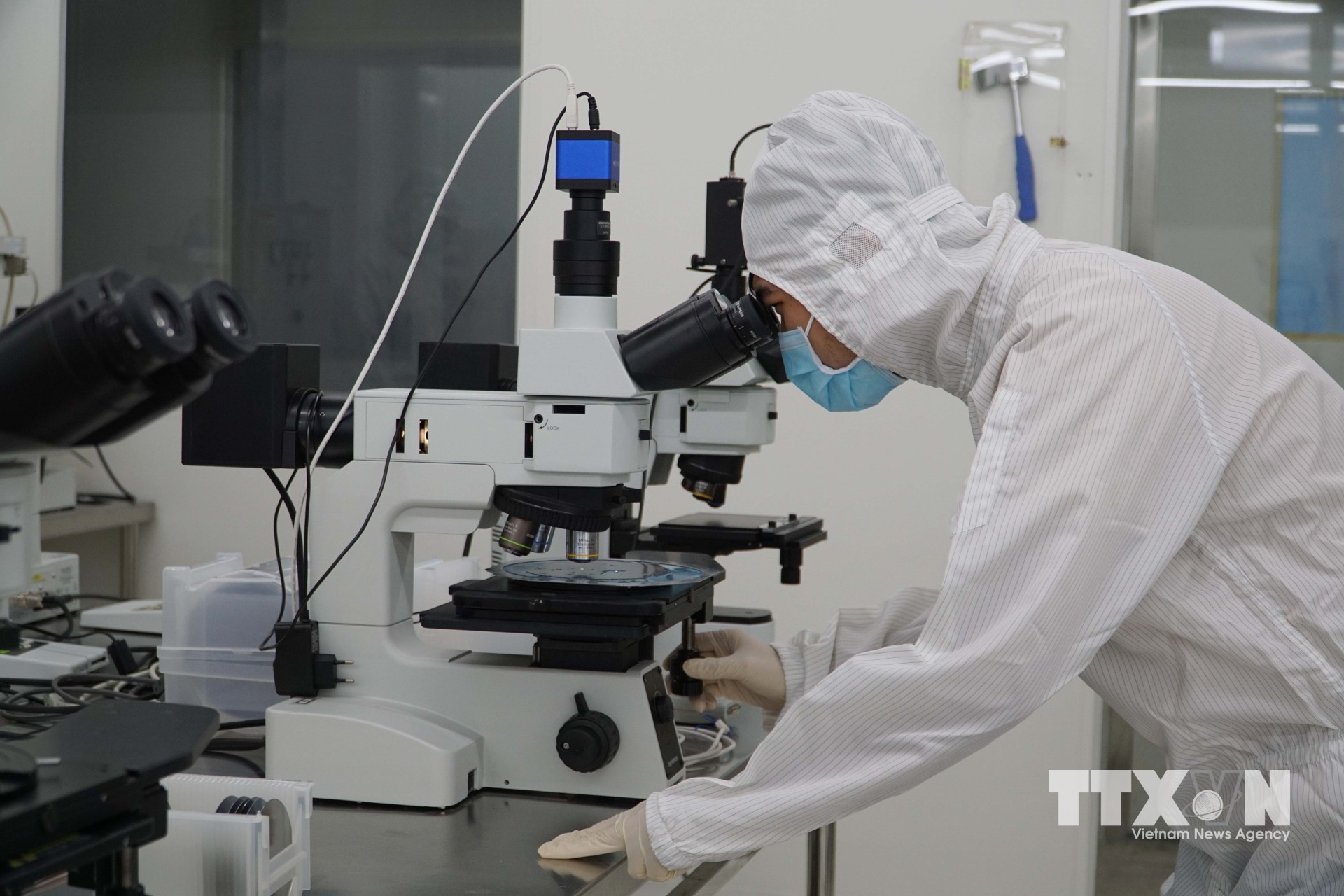 Phòng thí nghiệm công nghệ bán dẫn thuộc Trung tâm Nghiên cứu triển khai ((SHTP-Labs)) tại Khu Công nghệ cao Thành phố Hồ Chí Minh )được đầu tư hiện đại. (Ảnh: Thu Hoài/TTXVN)
